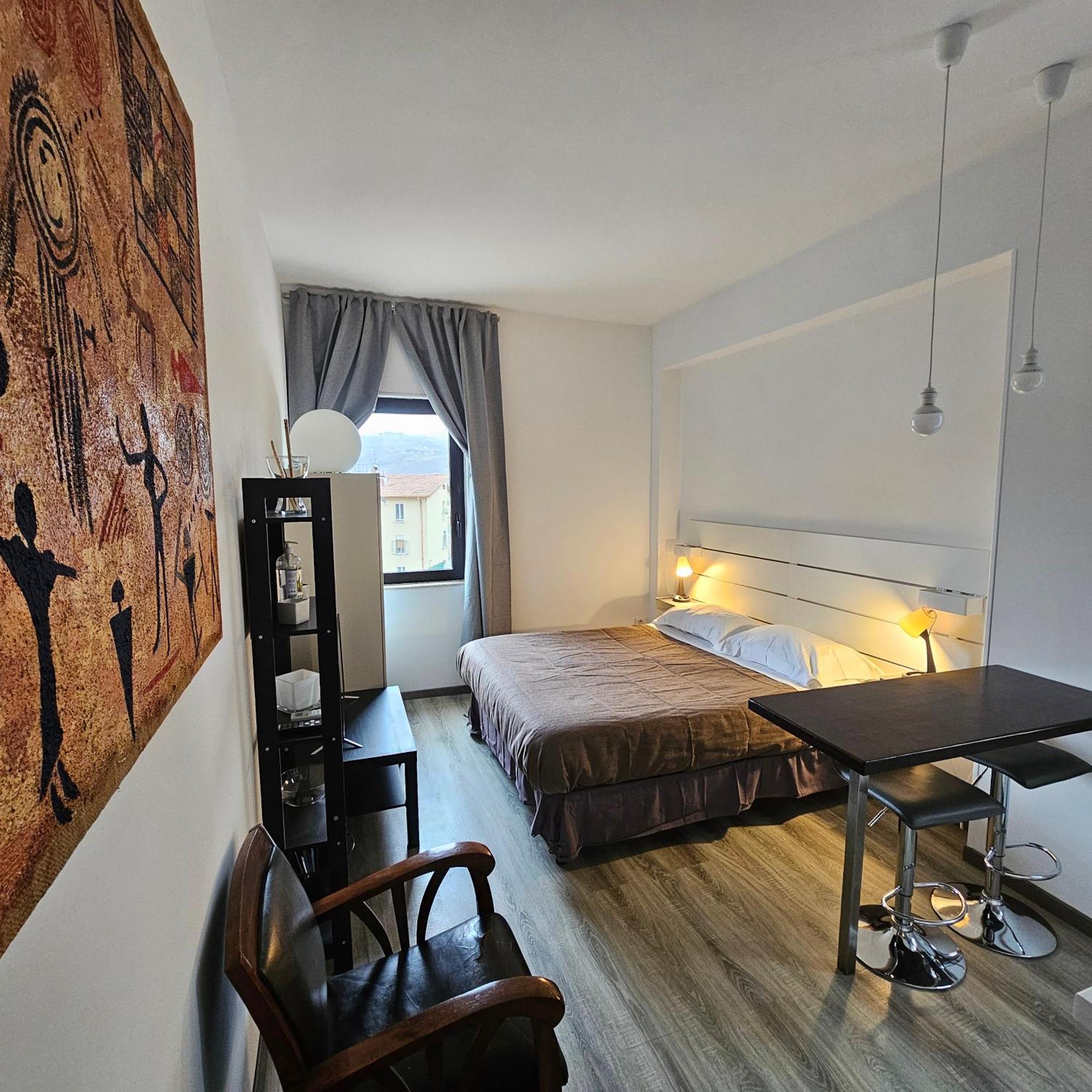 Room & Parking In Centro Citta Con Parcheggio Privato E Wifi ポテンツァ エクステリア 写真