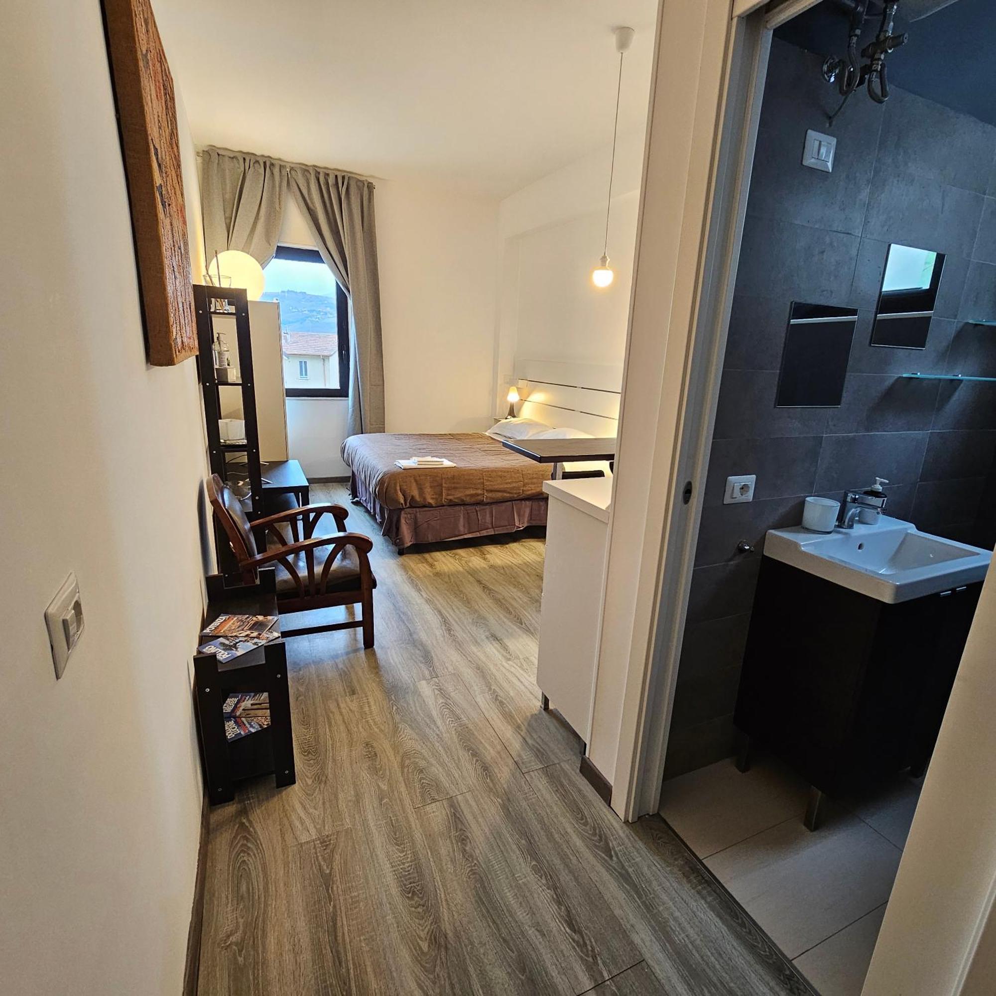Room & Parking In Centro Citta Con Parcheggio Privato E Wifi ポテンツァ エクステリア 写真