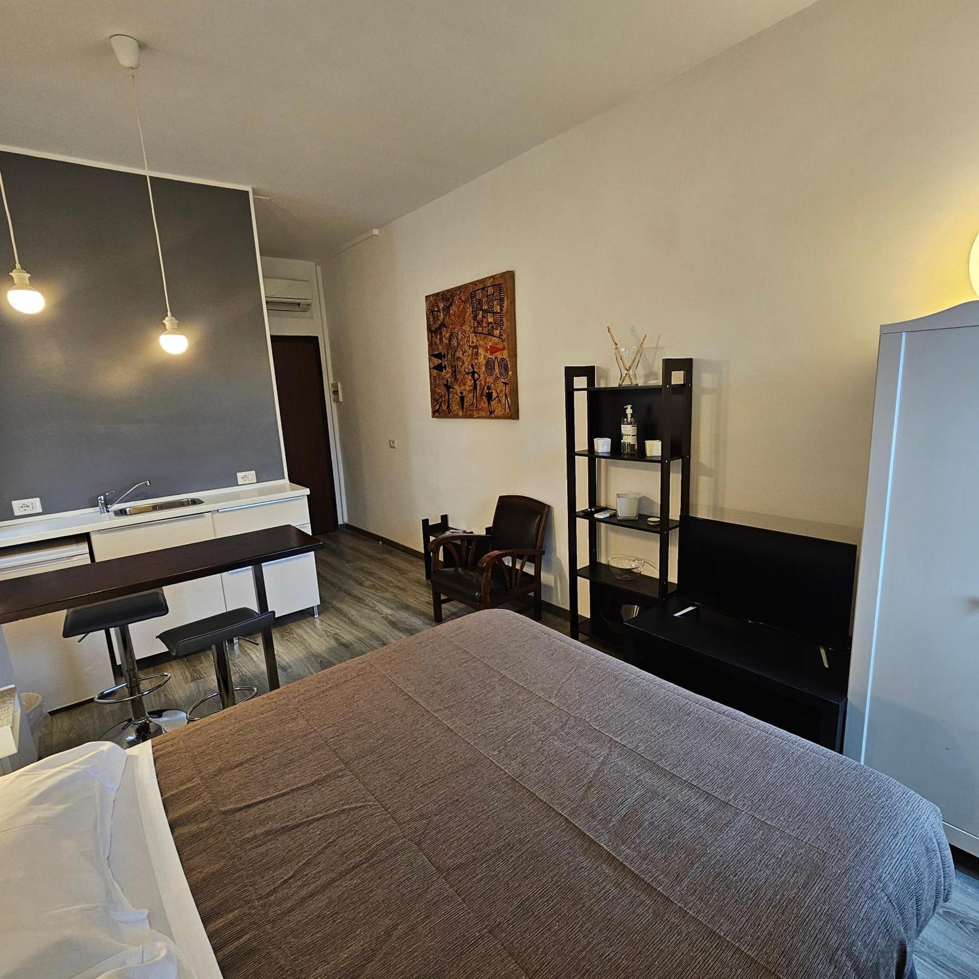 Room & Parking In Centro Citta Con Parcheggio Privato E Wifi ポテンツァ エクステリア 写真