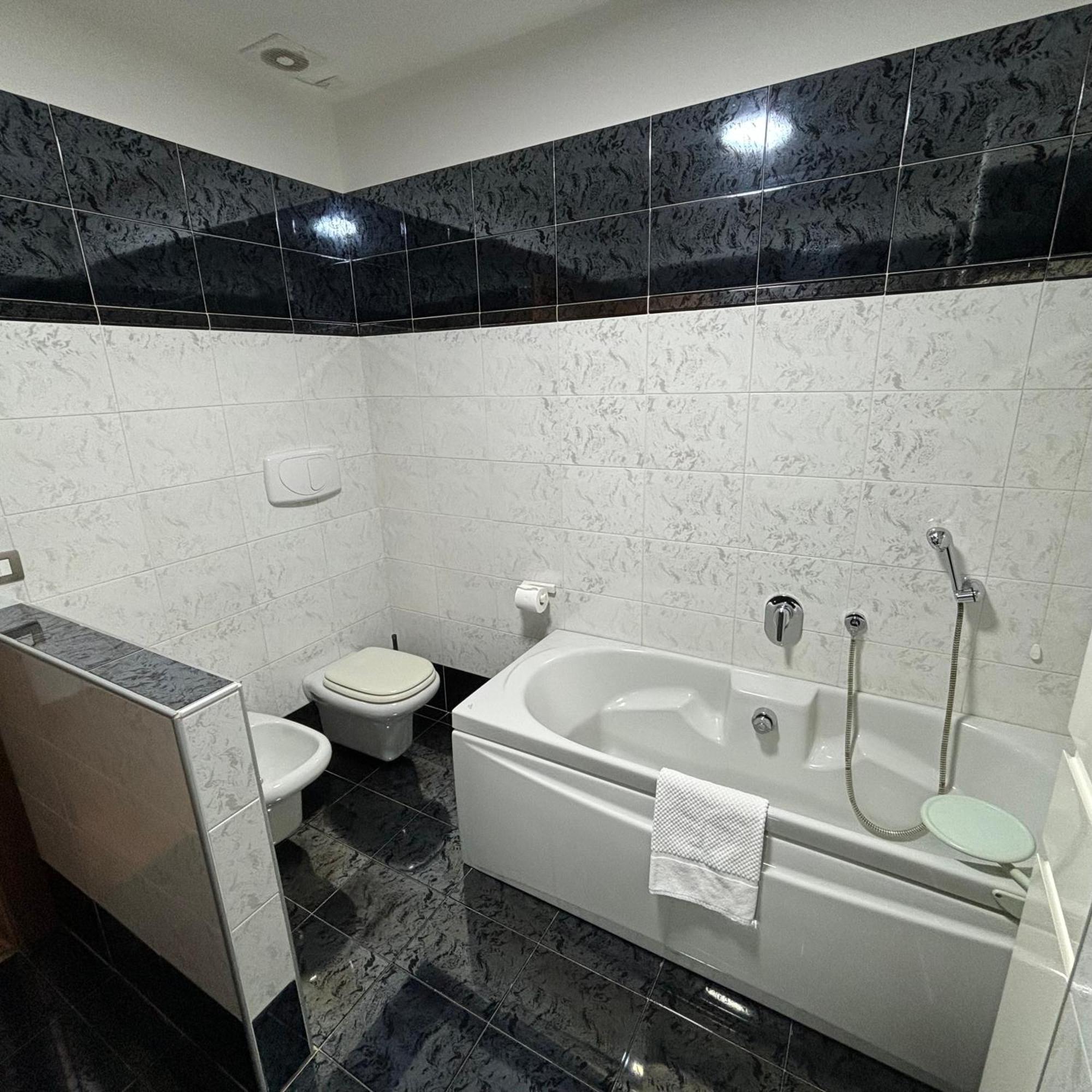 Room & Parking In Centro Citta Con Parcheggio Privato E Wifi ポテンツァ エクステリア 写真