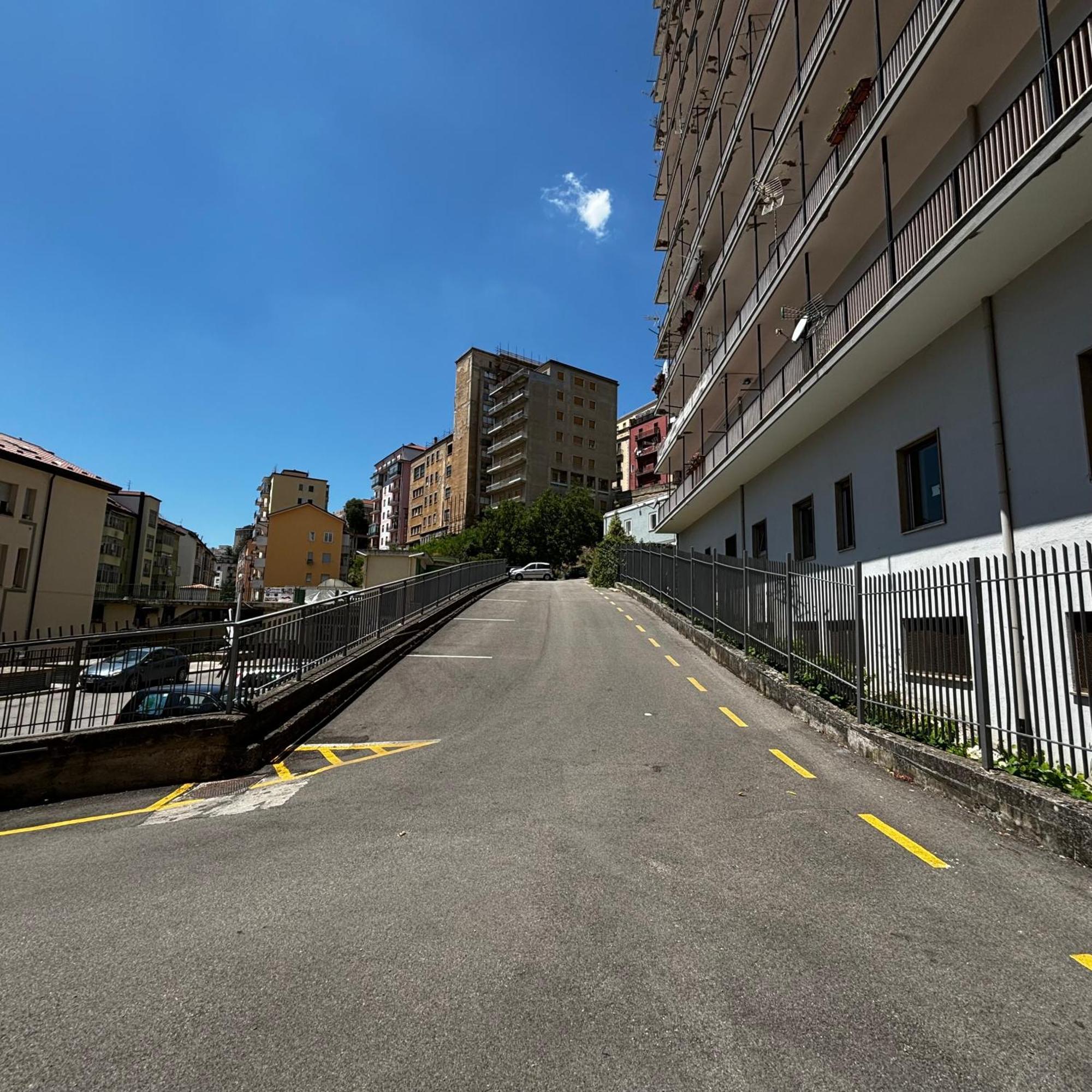 Room & Parking In Centro Citta Con Parcheggio Privato E Wifi ポテンツァ エクステリア 写真