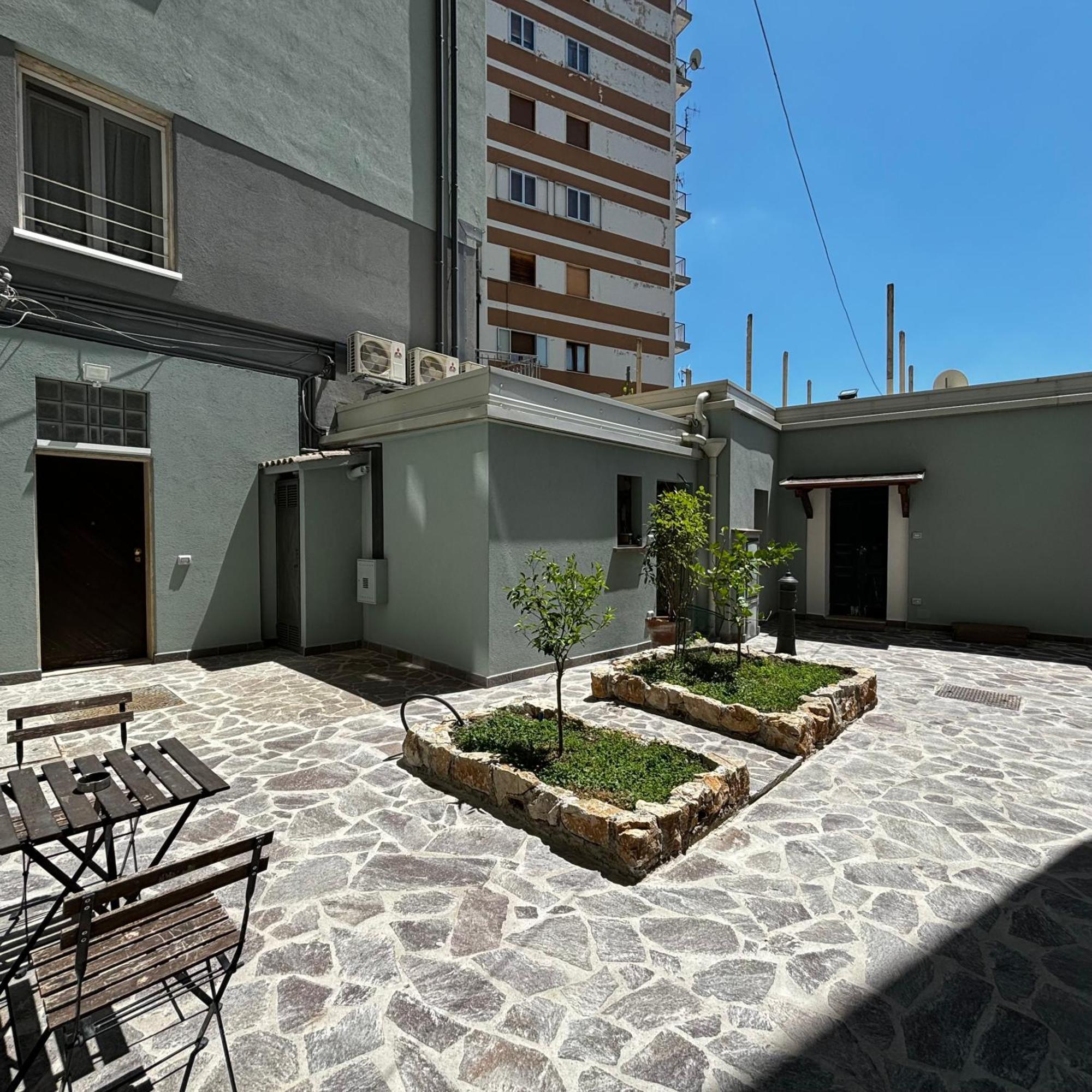 Room & Parking In Centro Citta Con Parcheggio Privato E Wifi ポテンツァ エクステリア 写真