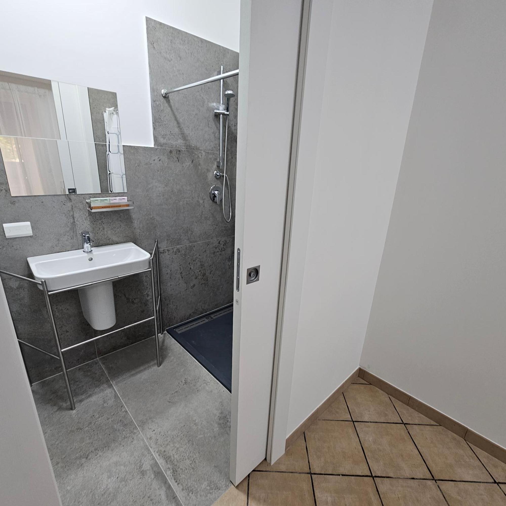 Room & Parking In Centro Citta Con Parcheggio Privato E Wifi ポテンツァ エクステリア 写真