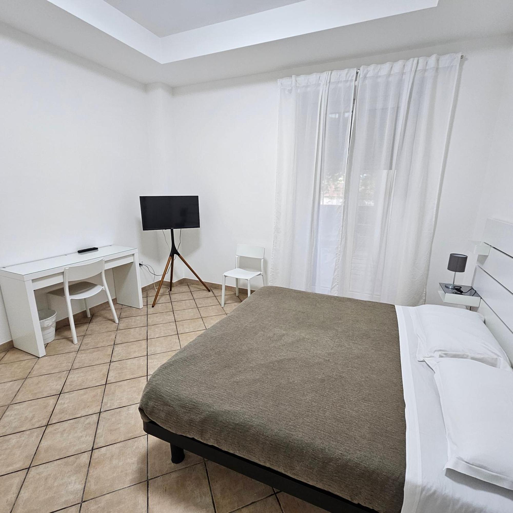 Room & Parking In Centro Citta Con Parcheggio Privato E Wifi ポテンツァ エクステリア 写真