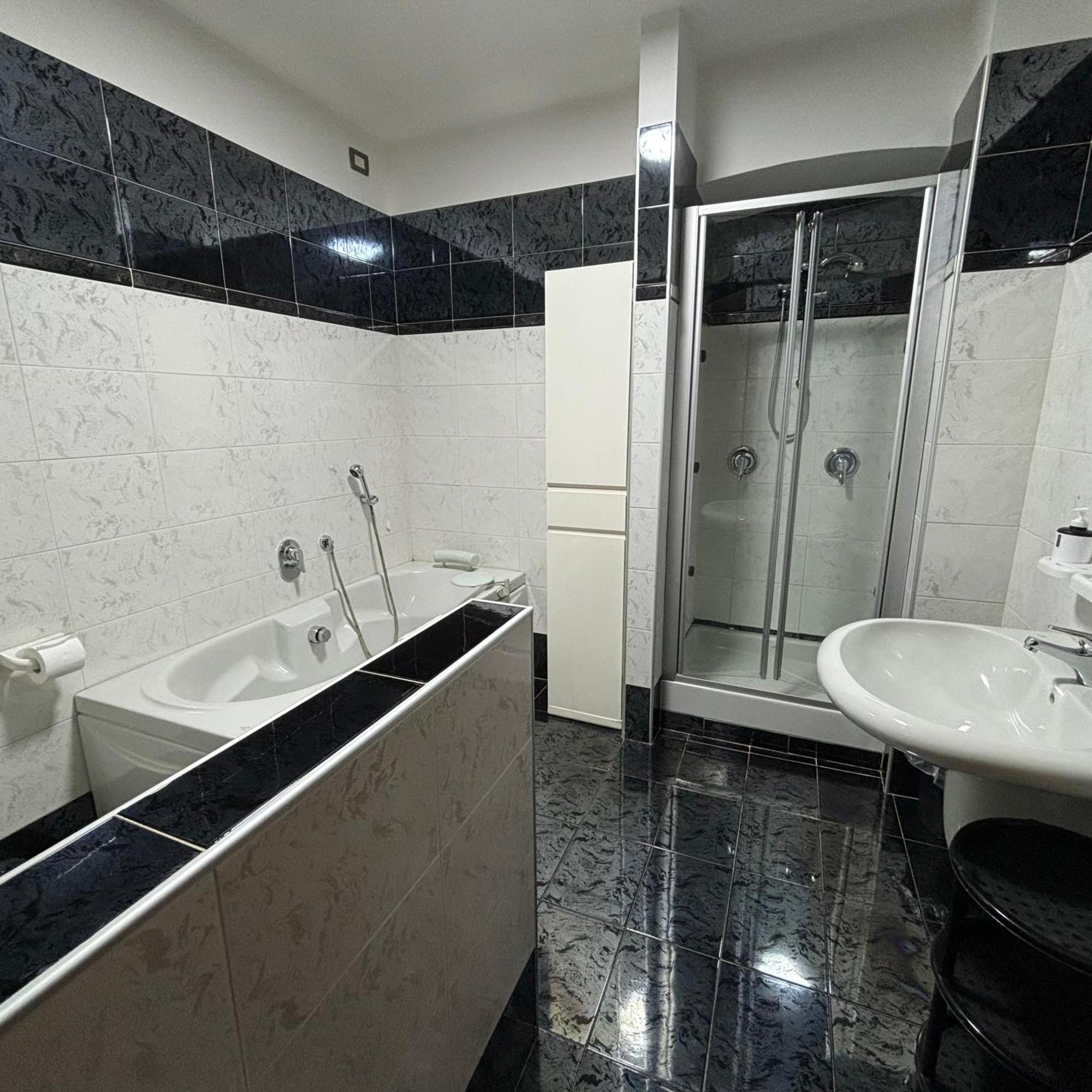 Room & Parking In Centro Citta Con Parcheggio Privato E Wifi ポテンツァ エクステリア 写真