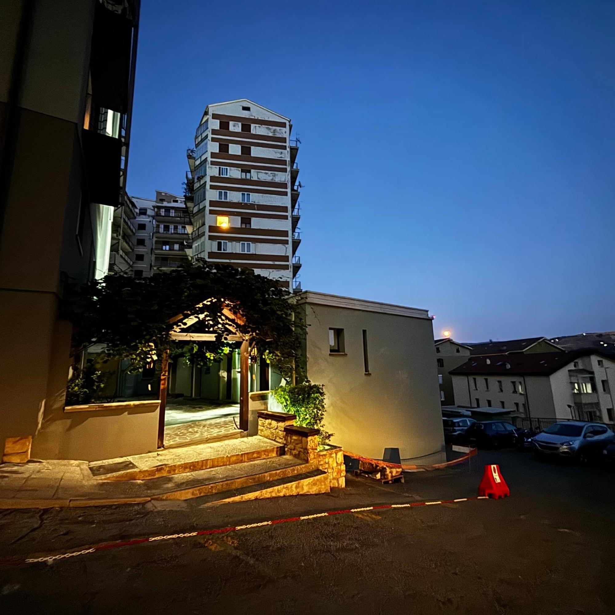 Room & Parking In Centro Citta Con Parcheggio Privato E Wifi ポテンツァ エクステリア 写真