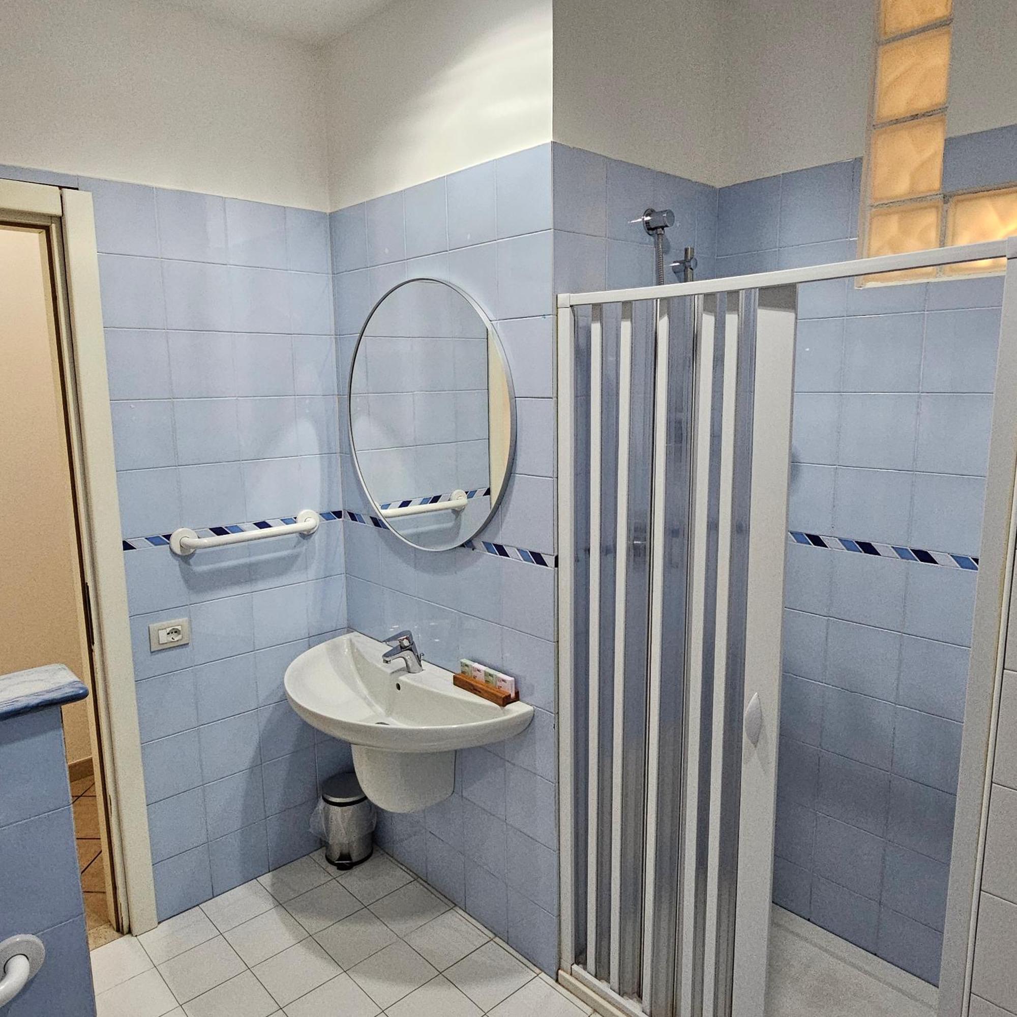 Room & Parking In Centro Citta Con Parcheggio Privato E Wifi ポテンツァ 部屋 写真